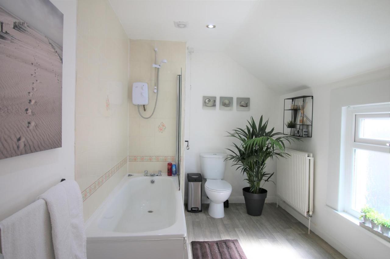 Three Bedroom Townhouse - Free Local Parking - By Property Promise Cardiff Esterno foto