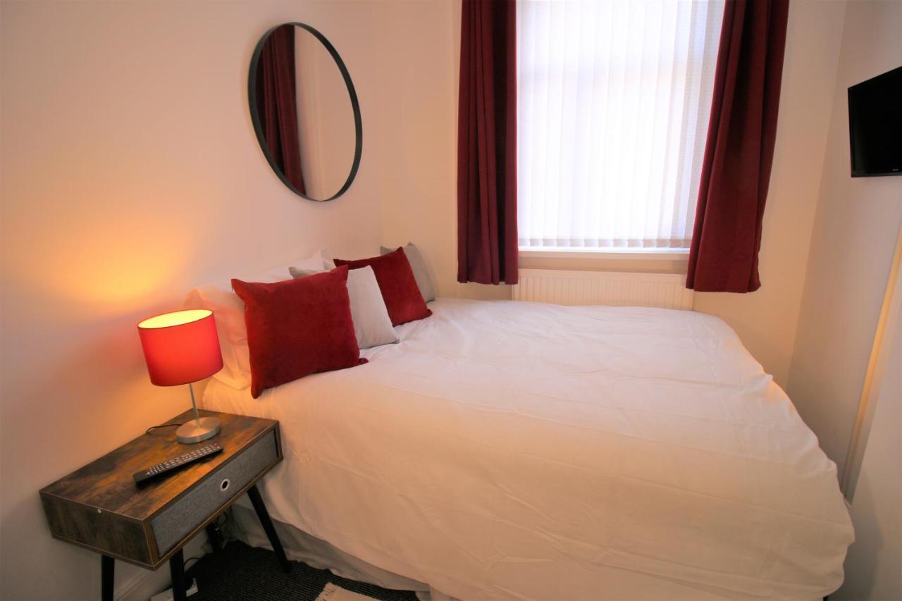 Three Bedroom Townhouse - Free Local Parking - By Property Promise Cardiff Esterno foto