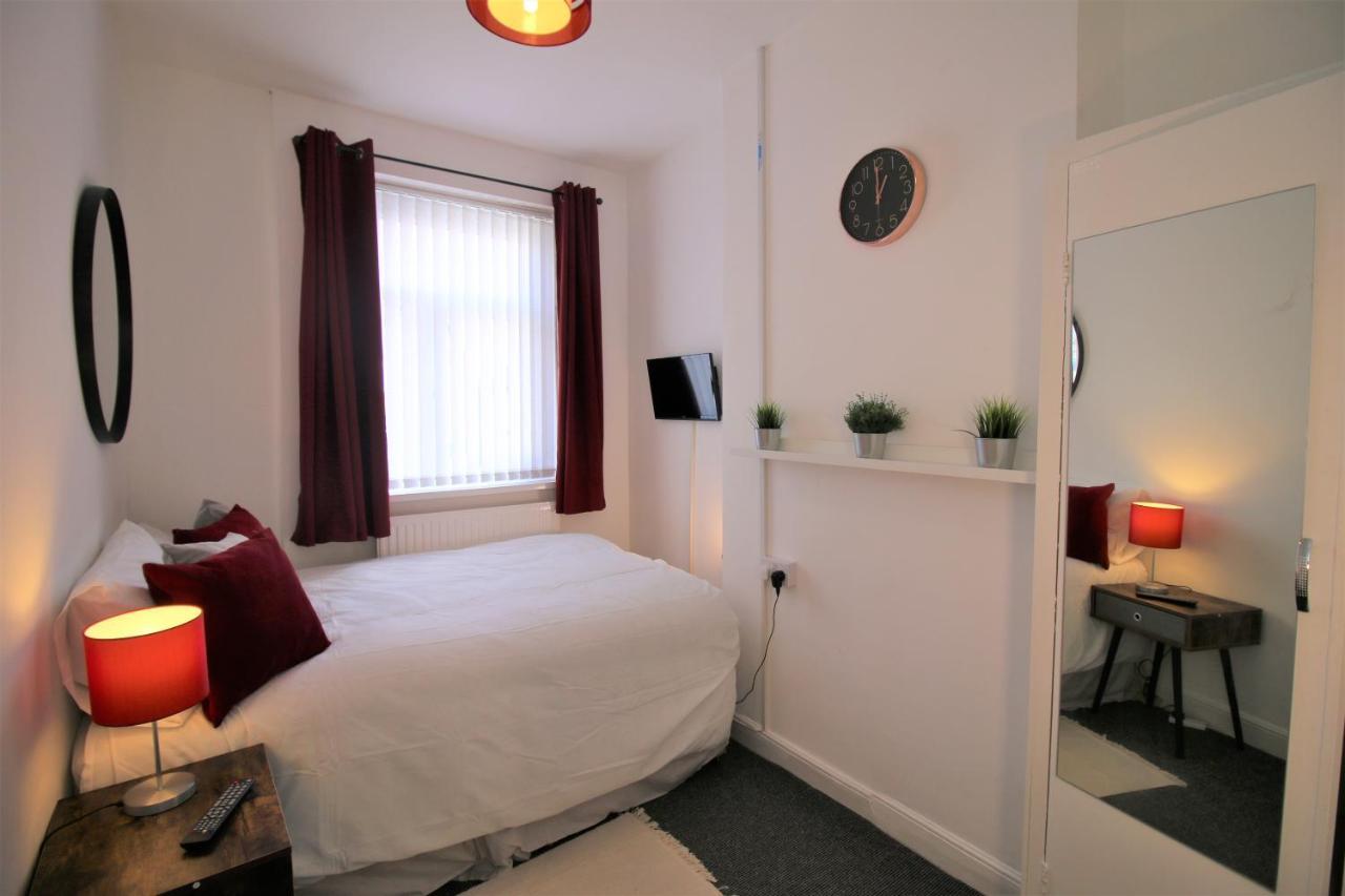 Three Bedroom Townhouse - Free Local Parking - By Property Promise Cardiff Esterno foto