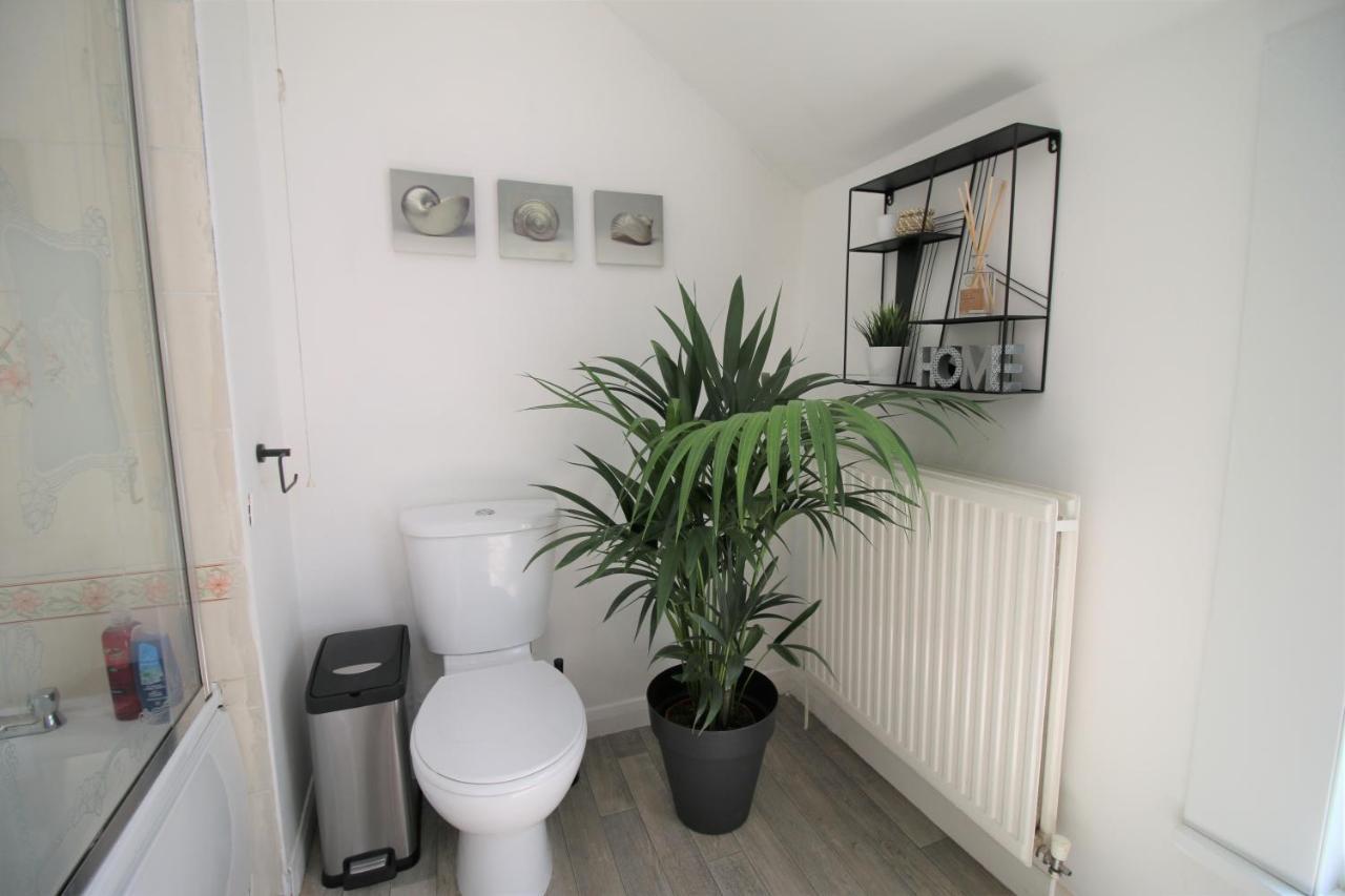 Three Bedroom Townhouse - Free Local Parking - By Property Promise Cardiff Esterno foto