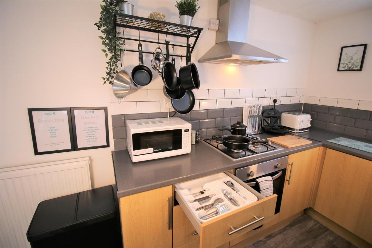 Three Bedroom Townhouse - Free Local Parking - By Property Promise Cardiff Esterno foto